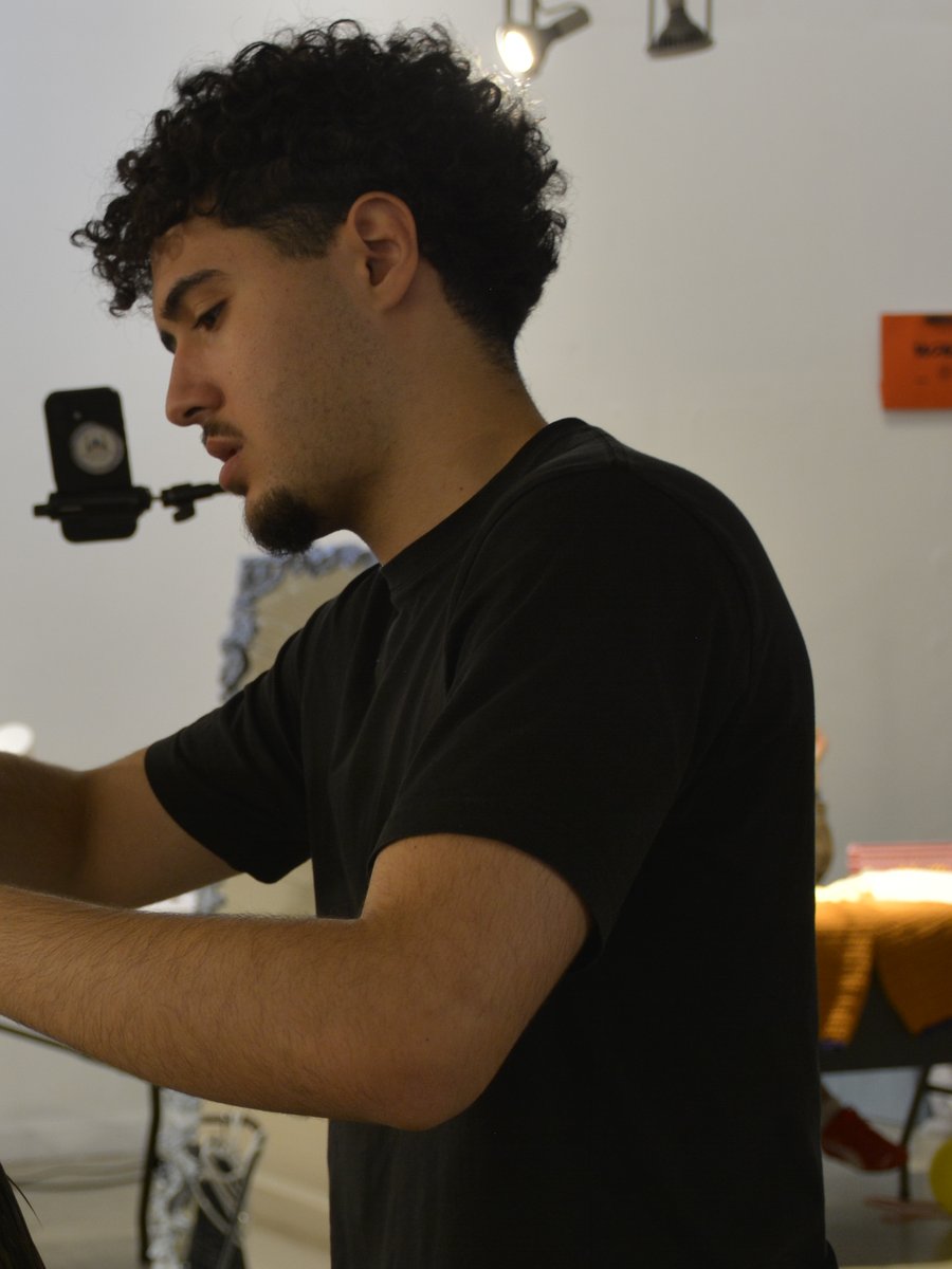 BKFADES barber focused on a cut